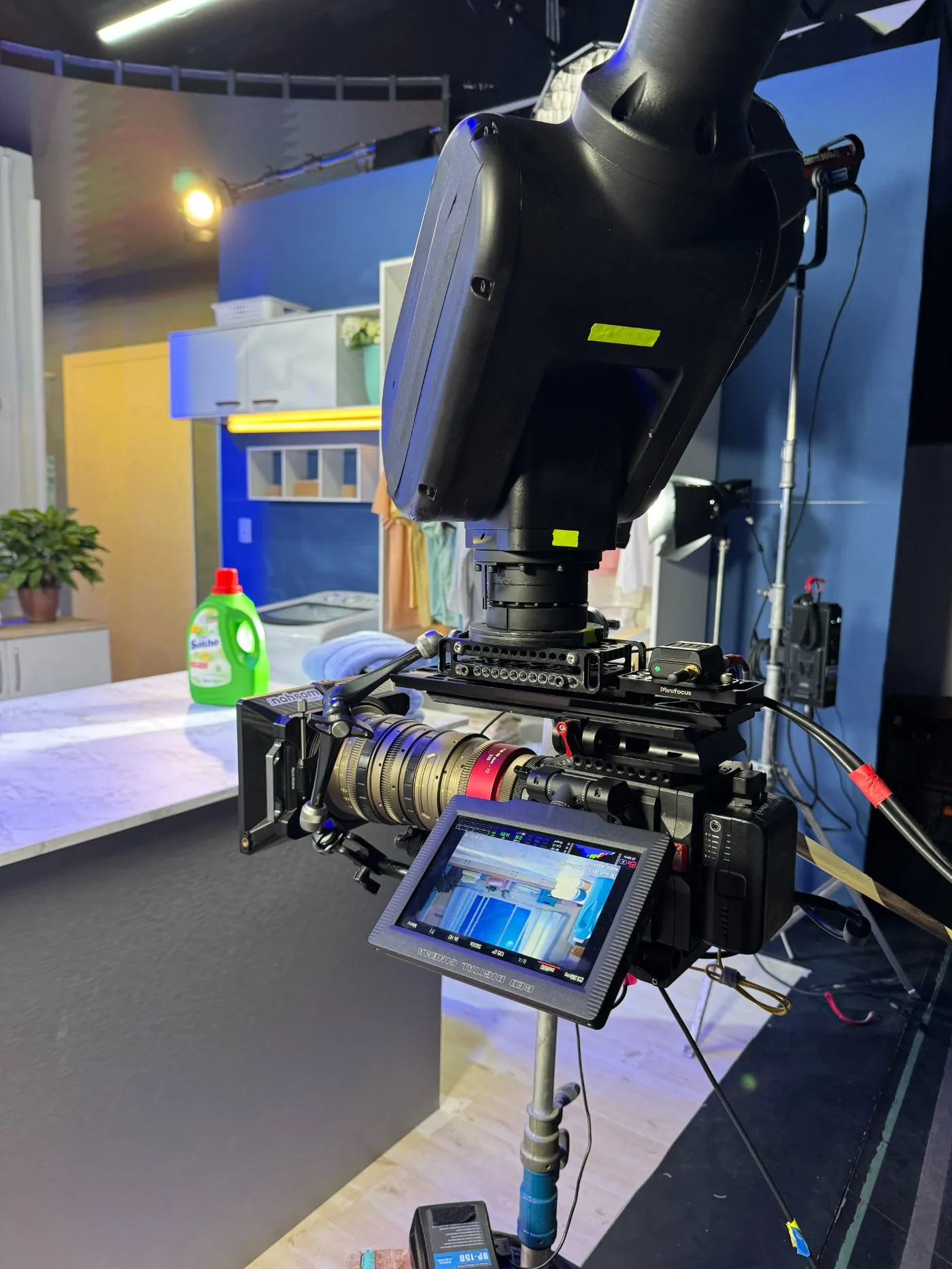 Detalhe do CineBot — câmera RED no braço robótico