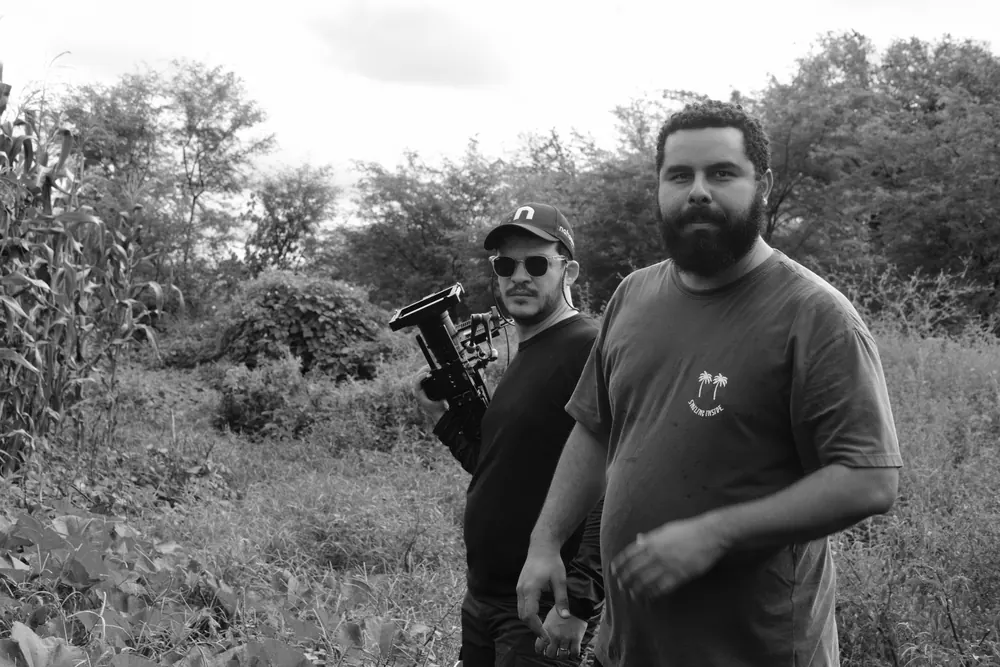 Integrantes da equipe na roça, em preto e branco.