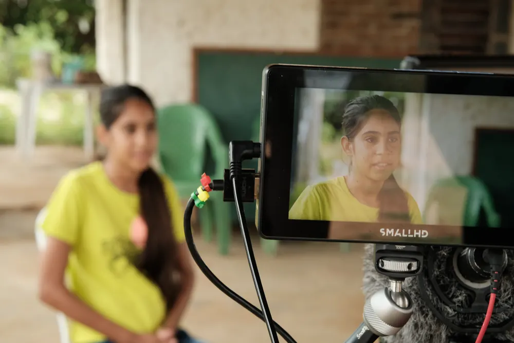 Monitor da câmera mostra jovem entrevistada.