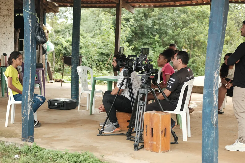 Entrevista com jovem no alpendre da associação.