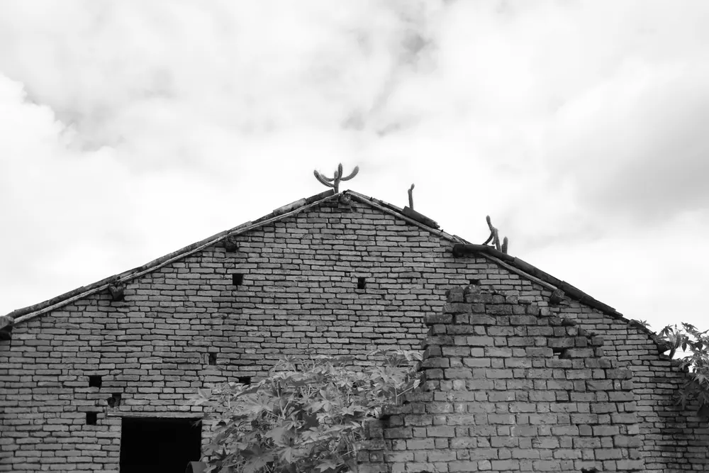 Fachada de tijolos da antiga casa do coronel.